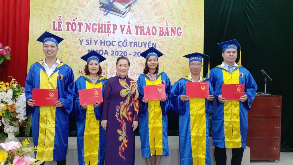 Lễ tốt nghiệp trường trung cấp y dược Lê Hữu Trác